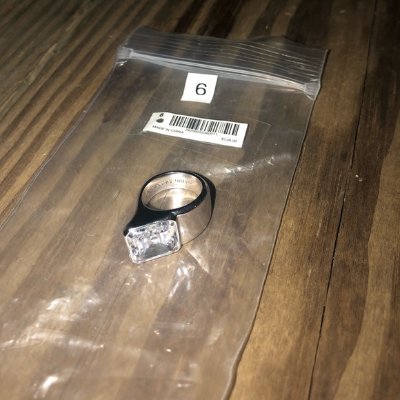 Henri Bendel ring - Picture 2 of 4